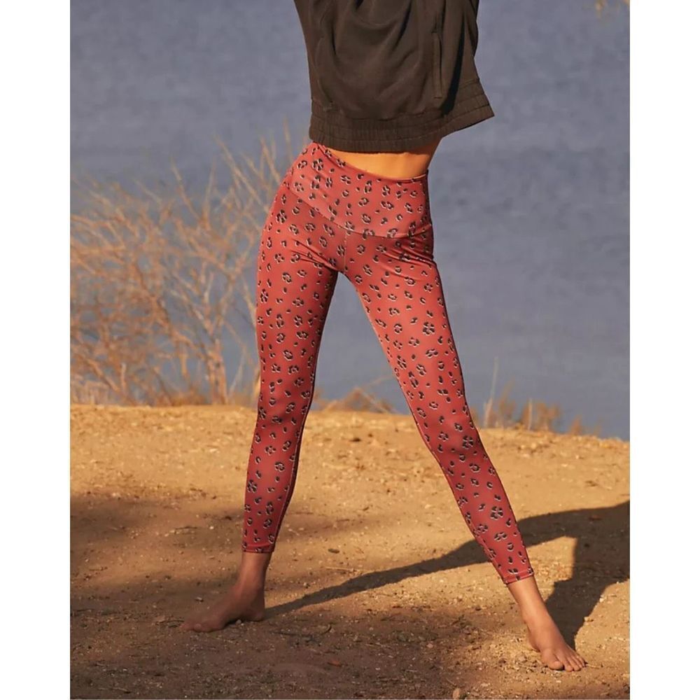 FP‎ Movement X Onzie Flow Highrise Basic Midi Leggings in Lady Leo Leopard S/M